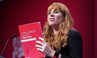 Angela Rayner, stellvertretende Vorsitzende der Labour Partei, spricht auf dem Labour-Parteitag in Brighton. - Foto: Stefan Rousseau/PA Wire/dpa