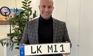 "LK" statt "MI" vorne: Landrat Ali Dogan (SPD) präsentiert nach der Beschlussfassung im Kreistag ein LK-Kennzeichen, welches Bürger nun wieder wählen dürfen. - Kreis Minden-Lübbecke "LK" statt "MI" vorne: Landrat Ali Dogan (SPD) präsentiert nach der Beschlussfassung im Kreistag ein LK-Kennzeichen, welches Bürger nun wieder wählen dürfen. - Kreis Minden-Lübbecke