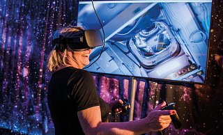 Mit Spezialbrille: Im Heinz-Nixdorf-Museumsforum können Besucher virtuell durch die ISS fliegen.  - HNF