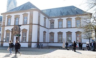 Am Tag nach dem Vorfall stehen zwar auch Schülerinnen und Schüler vor der Stadtbibliothek, allerdings mit Abstand und Maske. - Lena Henning