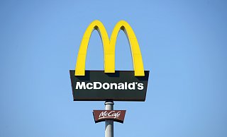 Bei McDonalds in Löhne wollten zwei etwa 40 Jahre alte Männer Tonnen mit altem Speisefett mitgehen lassen. - picture alliance / dpa