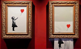 Kurz nach dem Zuschlag bei einer Auktion zerstörte sich 2018 eines seiner bekanntesten Werke „Girl with Balloon“ vor Ort selbst, indem der untere Teil durch einen im Rahmen verborgenen Schredder in Streifen geschnitten wurde. Davor war das Original für umgerechnet 1,2 Millionen Euro versteigert worden. In Bielefeld ist eine Reproduktion zu sehen. Foto: Dominic Gruss/COFO Entertainment - Dominic Gruss