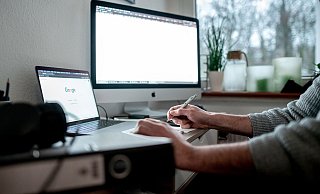 Homeoffice als Rechtsanspruch? Seit Ausbruch der Pandemie im Frühjahr 2020 hat sich die Arbeitswelt in vielen Bereichen grundlegend verändert. - Foto: Fabian Strauch/dpa