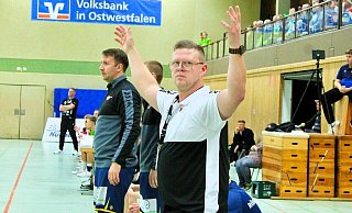 Der neue Coach des CVJM Rödinghausen, Johannes Orendi, gibt während des spannenden Spiels gegen SF Loxten deutliche Anweisungen von der Seitenlinie. - Lia Vette
