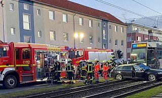 An der Beckhausstraße ist ein Pkw mit einer Straßenbahn zusammengestoßen. - Paula Reichenbach