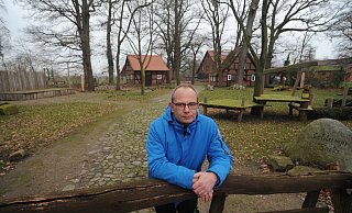 Viel hat sich an Schlumps Backs getan und darauf ist Thorsten Klein stolz. In Sichtweite des historischen Backhauses (r.) ist auch eine Bühne entstanden, die überdacht werden kann. - Joern Spreen-Ledebur