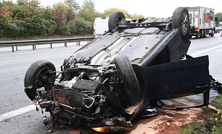 Der Seat mit Düsseldorfer Kennzeichen war nicht mehr fahrbereit, Polizei und Feuerwehr sperrten den rechten der drei Fahrstreifen. - Andreas Eickhoff