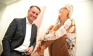 Gerry-Weber-Vorstandschef Johannes Ehling vor einem aktuellen Werbeposter der Marke. Die grauen Haare des Models passen zum Zeitgeist. - Nicole Donath