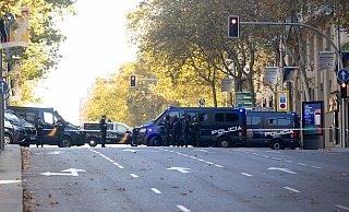 Polizisten vor der US-Botschaft in Madrid. - Eduardo Parra/EUROPA PRESS/dpa