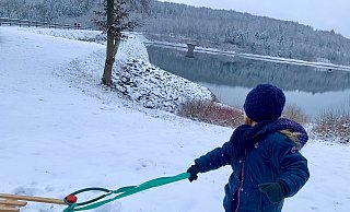 Eine Schneeidylle ist auch an der Aabachtalsperre in Bad Wünnenberg zu finden. Die ersten vorsichtigen Schlittenfahrten des Jahres sind möglich. - Jens Reddeker