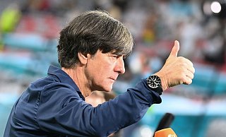 Bundestrainer Joachim Löw zeigt beim Interview einen Daumen nach oben. - Foto: Federico Gambarini/dpa