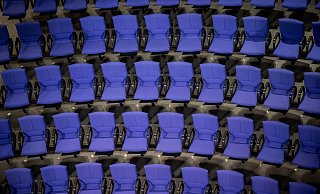 Stühle für die Abgeordneten im Plenarsaal des Bundestages. - Foto: Michael Kappeler/dpa