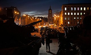 Eine Frau steht vor einer Ausstellung zerstörter russischer Panzer und gepanzerter Fahrzeuge in der Kiewer Innenstadt. - Daniel Cole/AP/dpa
