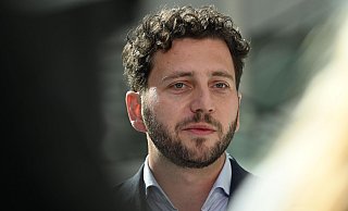 Die Aussagen des Kanzlers seien ihm zu pauschal, sagt der Co-Vorsitzende der Grünen, Felix Banaszak. (Archivbild) - Shireen Broszies/dpa