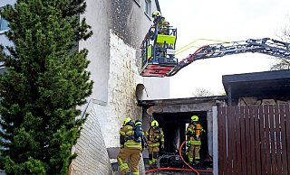 Bei dem Carportbrand am Querweg sind ein Wohnmobil und ein Motorroller ausgebrannt. Ein BMW wurde im Frontbereich erheblich beschädigt, und die Feuerwehr löste große Teile des Wärmedämmverbundsystems an der Giebelseite des Reihenhauses. - Ralph Meyer