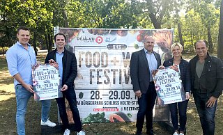 Die Veranstalter: Johannes Strake (v. l.), Nico Thebille, Bürgermeister Hubert Erichlandwehr, Daggi und Tom Peitzmeier.