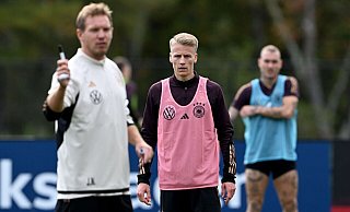 Mit dem VfB Stuttgart in der Bundesliga das Team der Stunde, von Julian Nagelsmann geschätzt: Chris Führich (M). - Federico Gambarini/dpa