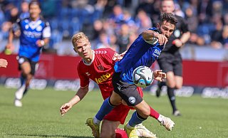 Arminia Bielefelds Aygün Yildirim (vorne) wird beim 1:1-Unentschieden gegen Jahn Regensburg im Kampf um den Ball gelegt. - Oliver Krato