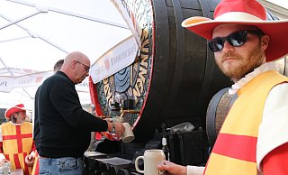 Den Griff zum Zapfer gerichtet, hält Jubelhennes Alex Ilskens schon den nächsten Krug für Zapfer Norbert Konze bereit. - Marc Schröder