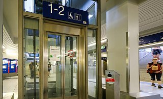 Der Aufzug im Hauptbahnhof ist seit Anfang August defekt. - Andreas Zobe