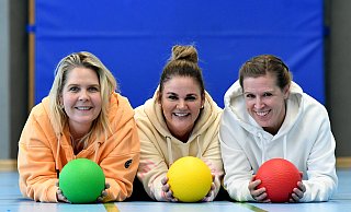 Drei der vier Sportlehrerinnen der Grundschule Löhne-Ort: Stephanie Strakeljahn (v. l.), Julia Flottmann und Katrin Kloos. Letztere ist zugleich kommissarische Schulleiterin. Beim Fototermin fehlte Kollegin Gina Heberlein. - Jürgen Krüger