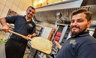 Shiyar (r.) und Fares Ido in ihrem neuen Grill-Imbiss. - Eike J. Horstmann