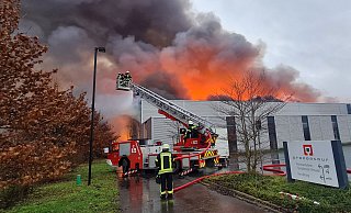 Die Feuerwehr muss am Dienstag einen Großbrand bei einem Möbelhersteller in Rietberg-Neuenkirchen bekämpfen. - Birgit Vredenburg