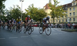 Hier wird es besonders spannend: Die zweite Etappe der Lidl Deutschland-Tour endet, von Essen aus startend, in der Herforder Innenstadt. Das allerdings kennen die Herforder schon, denn auf der Straße "Auf der Freiheit" wurde wie auf unserem Archivbild bis vor wenigen Jahren regelmäßig das Hoeker-Fest-Abendrennen ausgetragen. - Yvonne Gottschlich
