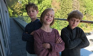 Sie kamen im Kinderzentrum auf die Welt: Henry, Anouk und Miles wurden am 20. Oktober 2008 im alten Kinderzentrum nach 25 Wochen geboren – jeder wog zwischen 700 und 790 Gramm. Ein kleines Wunder. Nun sind sie fast elf – und dürfen als Kinderbotschafter mitreden bei Fragen zur neuen Kinder- und Jugendklinik. Fotos: Kurt Ehmke - Kurt Ehmke