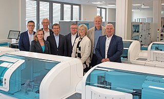 Einweihung des LADR-Laborzentrums sowie des B+V-Laborzentrums: Markus Jordan (Technischer Leiter Brüderkrankenhaus), Christiane Scherer (Ärztliche Leiterin B+V-sowie LADR-Laborzentrum), Christoph Robrecht (Direktor Unternehmenskultur der BBT-Region Paderborn / Marsberg), Armin Kuhlencord (Ärztlicher Leiter B+V- sowie LADR-Laborzentrum), Markus Funk (Sprecher der Geschäftsführung der St. Vincenz-Kliniken), Marlene Everinghoff (Leitende MTA), André Brandt (Ordnungsdezernent des Kreises Paderborn) und Marco Trienes (Geschäftsführer der Wirtschaftsförderungsgesellschaft Paderborn). - BBT-Gruppe Einweihung des LADR-Laborzentrums sowie des B+V-Laborzentrums: Markus Jordan (Technischer Leiter Brüderkrankenhaus), Christiane Scherer (Ärztliche Leiterin B+V-sowie LADR-Laborzentrum), Christoph Robrecht (Direktor Unternehmenskultur der BBT-Region Paderborn / Marsberg), Armin Kuhlencord (Ärztlicher Leiter B+V- sowie LADR-Laborzentrum), Markus Funk (Sprecher der Geschäftsführung der St. Vincenz-Kliniken), Marlene Everinghoff (Leitende MTA), André Brandt (Ordnungsdezernent des Kreises Paderborn) und Marco Trienes (Geschäftsführer der Wirtschaftsförderungsgesellschaft Paderborn). - BBT-Gruppe