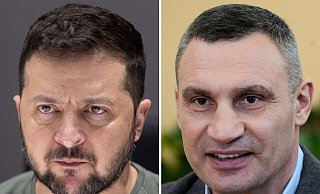 Kiews Bürgermeister Klitschko (r) beklagt eine Einmischung in seine Amtsgeschäfte durch den neuen von Selenskyj eingesetzten Militärgouverneur der Stadt. (Archivbild) - Efrem Lukatsky AP and President Of Ukraine / dpa