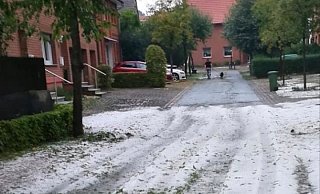 Stellenweise lag der Hagel zentimeterhoch in den Straßen von Lichtenau-Kleinenberg. - Florian Dickgreber