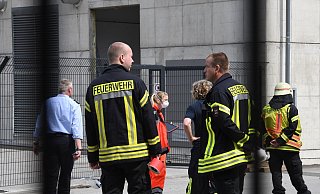 Polizei und Feuerwehr auf dem Arvato-Gelände in Gütersloh.  - Andreas Eickhoff