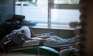 Ein Patient auf einer Corona-Intensivstation. - Foto: Fabian Strauch/dpa