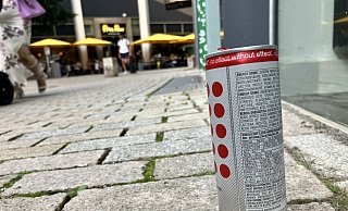 Eine leere Pfanddose nebst Spenden-Euro steht für die Flaschensammler bereit. Das Ordnungsamt verhängte für die gut gemeinte Spende eine 50-Euro-Strafe. - Jens Reichenbach Eine leere Pfanddose nebst Spenden-Euro steht für die Flaschensammler bereit. Das Ordnungsamt verhängte für die gut gemeinte Spende eine 50-Euro-Strafe. - Jens Reichenbach