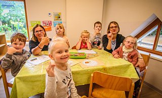 Ida (vorne) sowie Linus, Christiane Bergedieck, Lina, Maleene, Noah, Anja Vogtländer-Bylitza und Milea können sich nicht nur mit Worten sondern auch mit Gebärden unterhalten. Auf dem Foto zeigen sie das Zeichen für "gelb". - Daniel Salmon