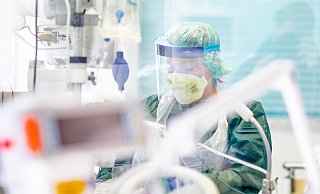Wenn der Personalmangel in Kliniken die Versorgung von Patienten gefährdet, dürfen mit der Erlaubnis des zuständigen Gesundheitsamtes auch infizierte Mediziner und Pflegekräfte weiter arbeiten. - picture alliance