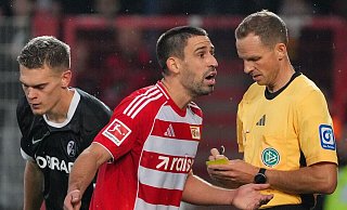 Rani Khedria kann eine Entscheidung von Schiedsrichter Storks nicht verstehen. - Soeren Stache/dpa