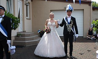 König Yannik Kriwet und Königin Rebecca Rose sind gut gelaunte Regenten. - Anete Etzel