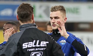 SCP-Stürmer Dennis Srbeny (r.), der hier nach dem Heimspiel gegen Leverkusen mit seinen Teamkollegen abklatscht, ist trotz eines Blutergusses ein Startelf-Kandidat für die Partie in Freiburg. - picture alliance/dpa