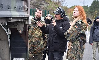 Regisseur Matthias Kampmann gibt den Komparsen bei den Dreharbeiten im Kreis Gütersloh letzte Anweisungen. - Sigurd Gringel