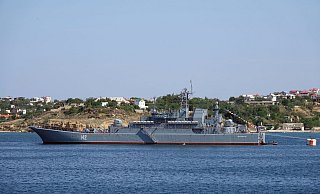 Das Kriegsschiff «Nowotscherkassk» der russischen Schwarzmeerflotte vor der Hafenstadt. - Ulf Mauder/dpa