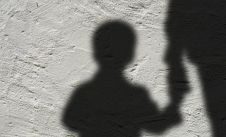 Vater missbraucht Tochter. - Symbolfoto