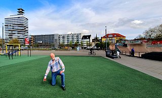 Planer Andreas Kämper zeigt die Stelle, an der der Basketballkorb auf dem Bielefelder Kesselbrink wieder aufgestellt werden soll. - Kurt Ehmke