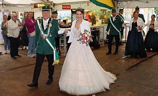 Nach dem Festmarsch durch die Innenstadt zog das Königspaar direkt in das Zelt ein. Weil ein Regenguss über Delbrück zog, wurde die Parade komplett abgesagt. - Michael Meier