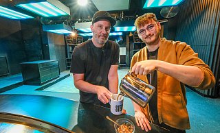 Erst Party, dann zur Arbeit: Alexander Mai (v. l.) und Janluca Sander vom Stereo Bielefeld wollen das Konzept „Morning Rave“ im Bielefelder Stereo jetzt ausprobieren. - Andreas Zobe