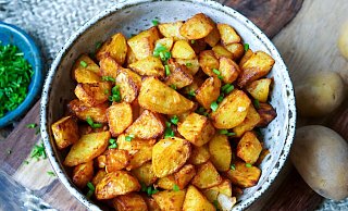 Nur kleine Mengen Fett bekommen Bratkartoffeln per Ölsprüher ab, werden mit Salz und Paprikapulver gewürzt und kommen in den Airfryer: Nach 25 Minuten sind die Kartoffelstücke richtig schön knusprig. - Steffi Sinzenich/gaumenfreundin.de/dpa-tmn