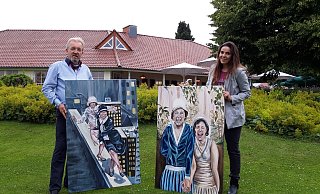 Künstlerin Stefanie Grosjean und Jürgen Jäger-Stein zeigen vor dem Clubhaus des Bad Driburger Golfclubs zwei der Exponate, die während der Ausstellung am Sonntag zu sehen sein werden. - Dominik Grosjean