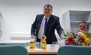 Blumen für den neuen Bürgermeister von Raguhn-Jeßnitz: Hannes Loth von der AfD. - Hendrik Schmidt/dpa