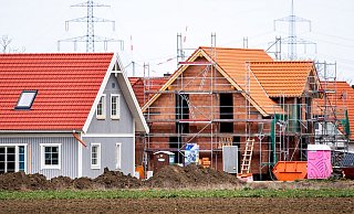 Wird im Kreis Höxter wieder mehr gebaut? Makler erklären, ob es sich lohnt, in diesen Tagen ein Haus oder Grundstück zu kaufen. - Hauke-Christian Dittrich/dpa